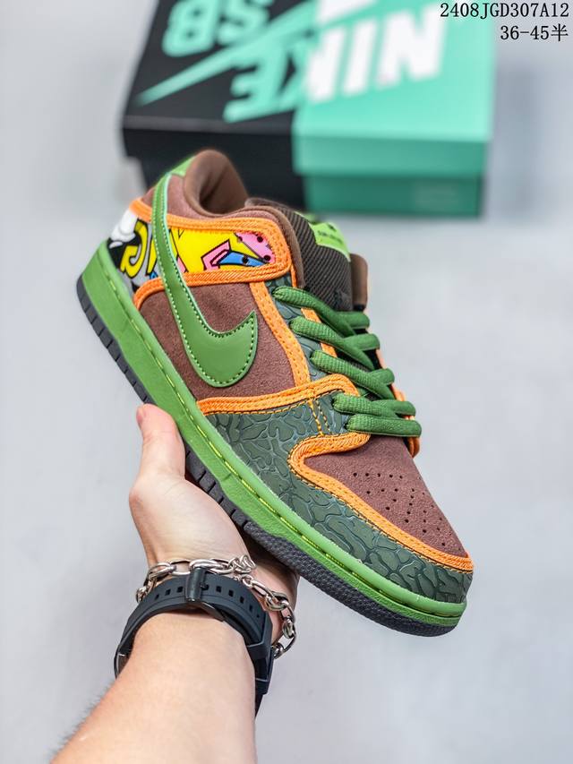 dunk Sb Low “De La Soul” 太阳花 经典配色再次回归，致敬丰富多彩的嘻哈文化，此番在低帮鞋型上再次带来 De La Soul 配色，呈现出