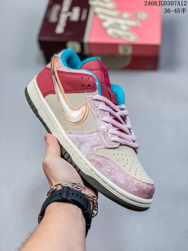 dunk Sb Low “De La Soul” 太阳花 经典配色再次回归，致敬丰富多彩的嘻哈文化，此番在低帮鞋型上再次带来 De La Soul 配色，呈现出