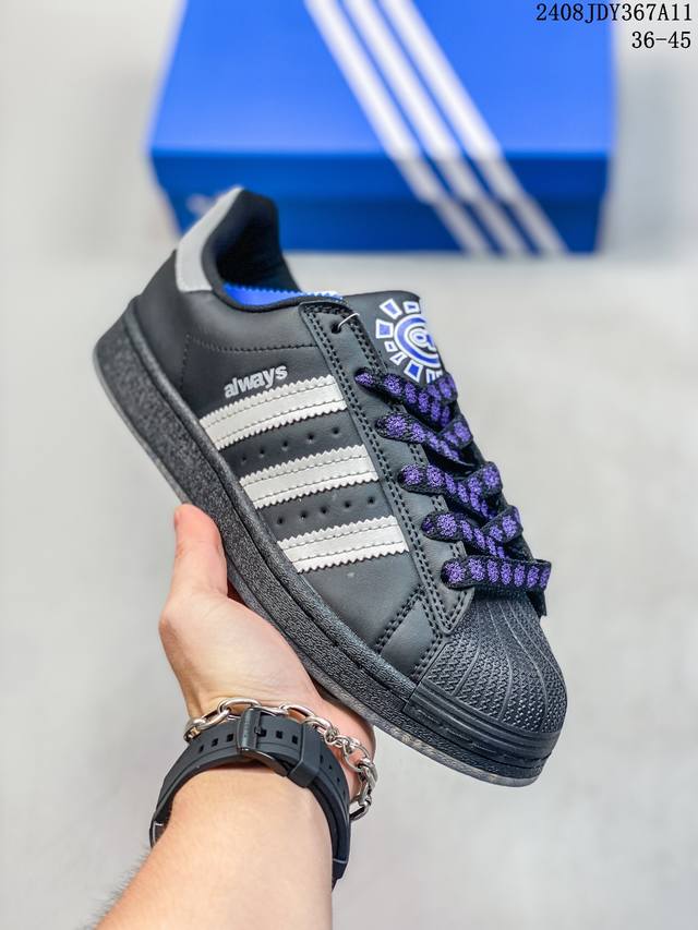 adidas Originals Samba板鞋，鞋面采用皮革材质制成，搭配皮革鞋舌和人造革衬里，穿着舒适而质感细腻。融合时尚的厚底设计，加入3厘米厚的生胶大底