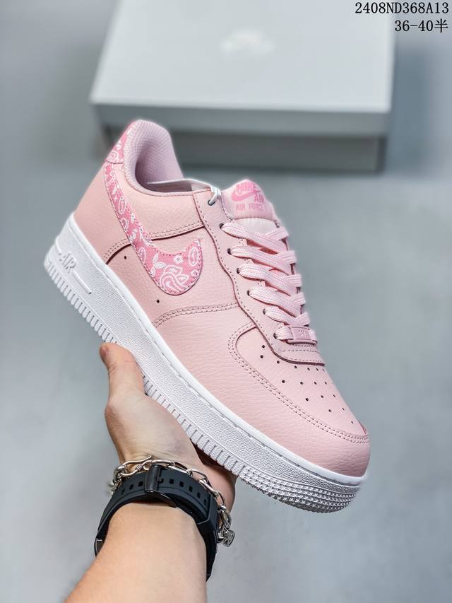 真标带半码 耐克nike Air Force 1 Low 空军一号 Af1 低帮百搭厚底增高休闲运动板鞋。柔软、弹性十足的缓震性能和出色的中底设计，横跨复古与现