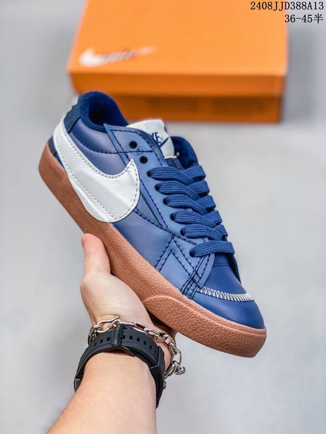 耐克 Nike Blazer Low '77 Jumbo 运动鞋，抓地板鞋，革新重塑经典街头人气鞋款，采用人气传统外观，巧搭大号耐克勾勾设计和宽大鞋带。柔软泡绵