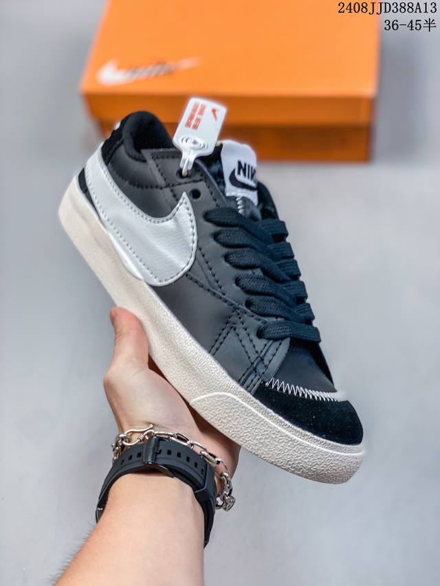 耐克 Nike Blazer Low '77 Jumbo 运动鞋，抓地板鞋，革新重塑经典街头人气鞋款，采用人气传统外观，巧搭大号耐克勾勾设计和宽大鞋带。柔软泡绵