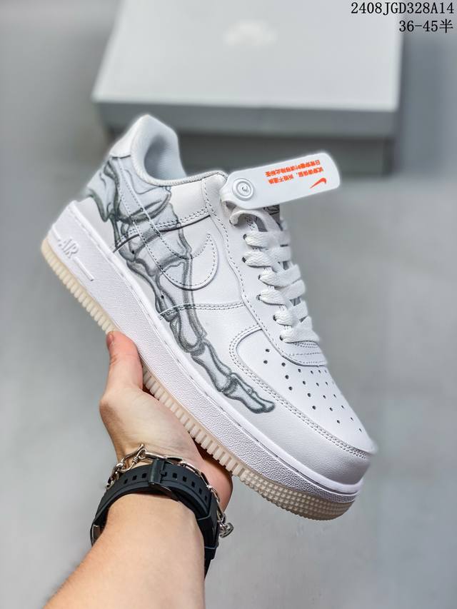 耐克nike Air Force 1 Low 空军一号高帮百搭休闲运动板鞋。柔软、弹性十足的缓震性能和出色的中底设计，横跨复古与现代的外型结合，造就出风靡全球三