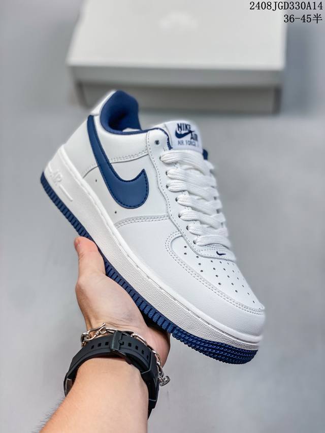 耐克nike Air Force 1 Low 空军一号低帮百搭休闲运动板鞋。柔软、弹性十足的缓震性能和出色的中底设计，横跨复古与现代的外型结合，造就出风靡全球三