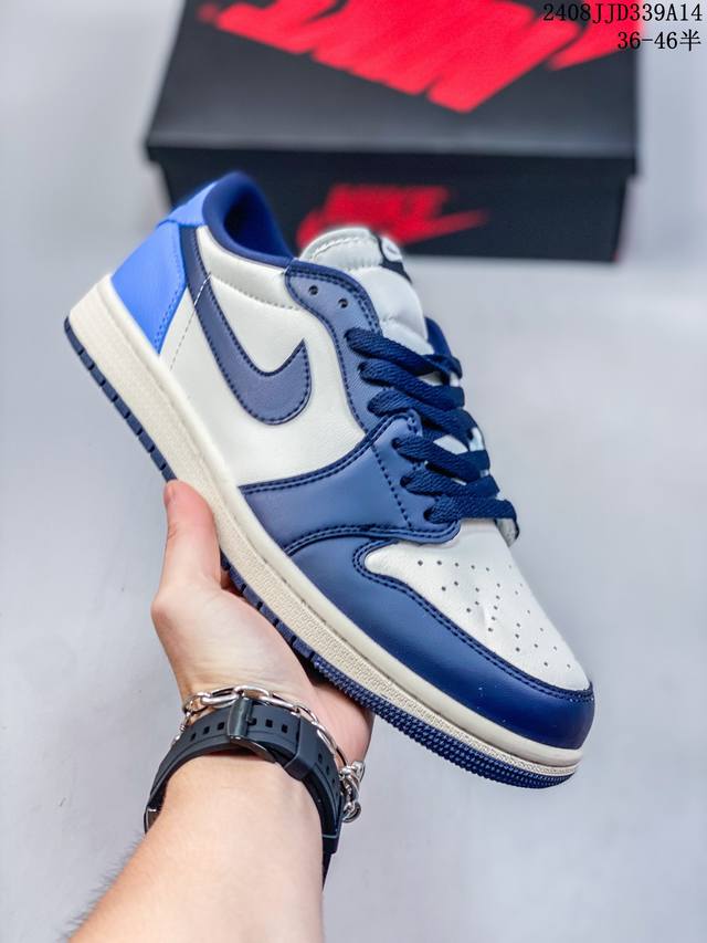 耐克 乔丹air Jordan 1 Low Aj1 乔1 乔丹1代aj1 低帮复古文化休闲运动篮球鞋。该鞋款从 5 年元年款汲取设计灵感，焕新演绎简约经典外观，