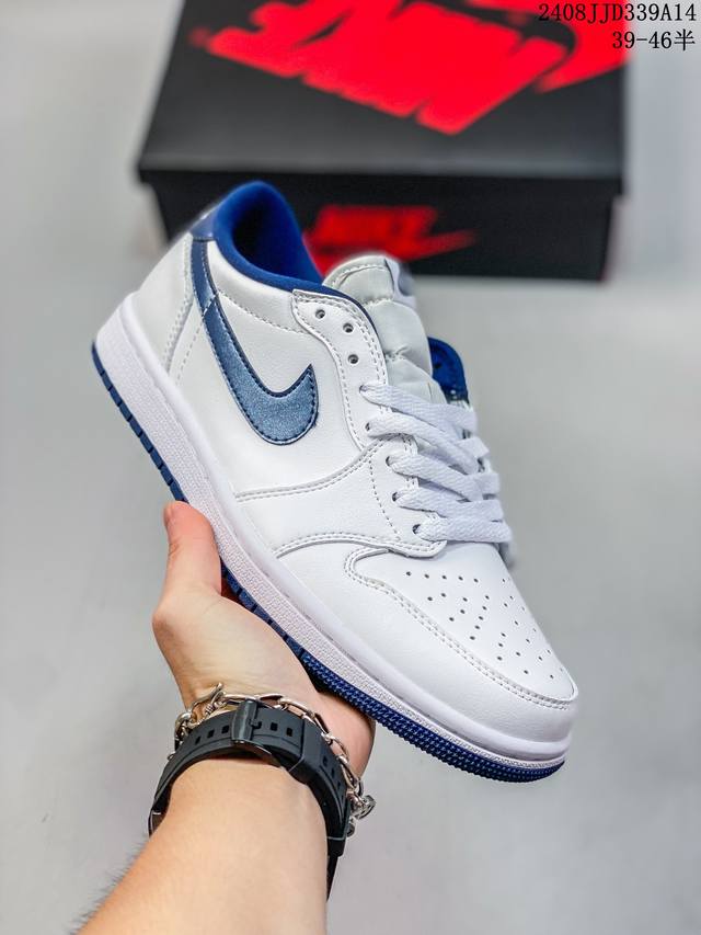 耐克 乔丹air Jordan 1 Low Aj1 乔1 乔丹1代aj1 低帮复古文化休闲运动篮球鞋。该鞋款从 5 年元年款汲取设计灵感，焕新演绎简约经典外观，