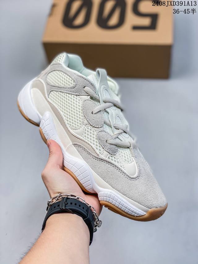 yeezy 500 就以独特大胆的外观和不俗的上脚效果俘获了不少鞋迷的心 它的鞋型是老爹鞋型 非常符合当今流行的复古风潮 全鞋以绒面革与皮革打造鞋面 麂皮搭配网