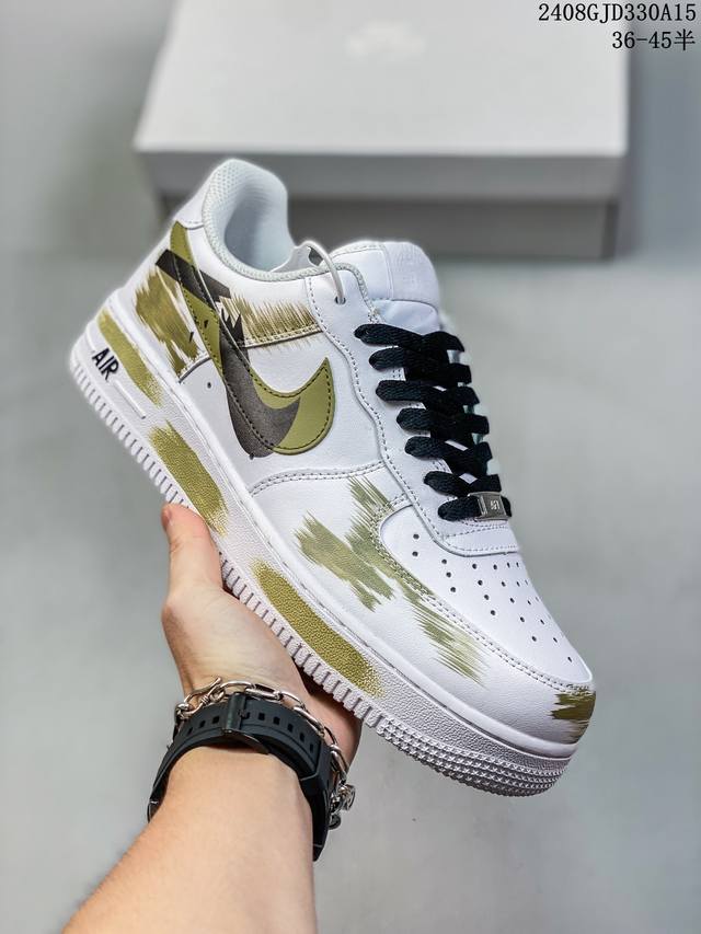 耐克nike Air Force 1 Low 空军一号低帮百搭休闲运动板鞋。柔软、弹性十足的缓震性能和出色的中底设计，横跨复古与现代的外型结合，造就出风靡全球三