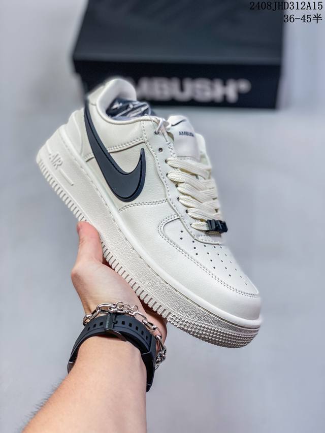 头层公司级真标ambush X Nk Air Force 7 Low Sp 空军一号联名标志性的swoosh延伸至鞋跟之外 鞋舌和鞋垫上印有ambush品牌标志