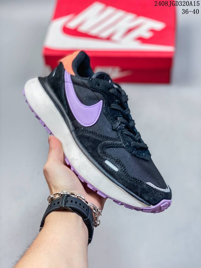 sacai X Nike Regasus Vaporrly Sp 华夫三代3.0走秀 ，鞋身材质由翻毛皮和透气网纱共同打造。熟悉的解构手法、重叠swoosh、双