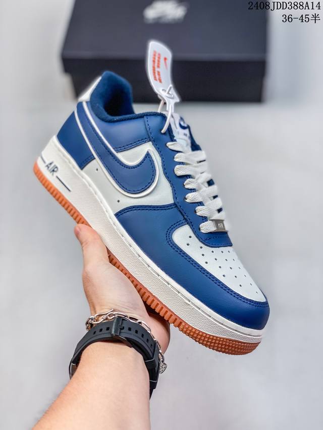 耐克nike Air Force 1 Low 空军一号低帮百搭休闲运动板鞋。柔软、弹性十足的缓震性能和出色的中底设计，横跨复古与现代的外型结合，造就出风靡全球三