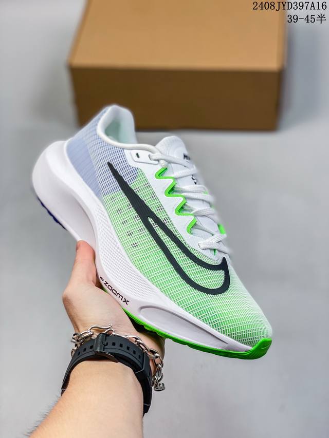 nk Zoom Fly 5超轻跑步鞋 react 泡棉搭配碳纤维板 中底采用react技术 轻盈耐穿泡绵打造 跑步体验非常舒适 官方货号: Dm8968 300