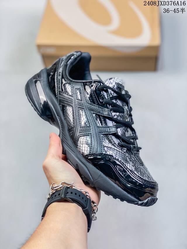 anderssonbell X Asics Gel- 0 亚瑟士联名款复古绑带机能跑鞋 鞋身设计选用优质材料制成鞋面 为其增添舒适脚感 中底采用了更为柔软的材料