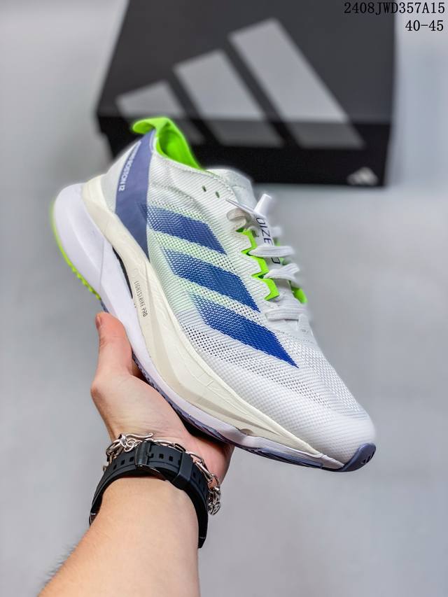 adidas 阿迪达斯 采用轻质环保呼吸网织物面料材质，中底搭载lightstrike高密度发泡+前掌单块lightstrike Pro避震科技全新款式，阿迪达