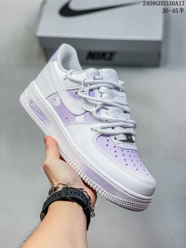 公司级耐克air Force 1‘07 空军一号低帮百搭休闲运动板鞋。柔软、弹性十足的缓震性能和出色的中底设计，横跨复古与现代的外型结合，造就出风靡全球三十多年