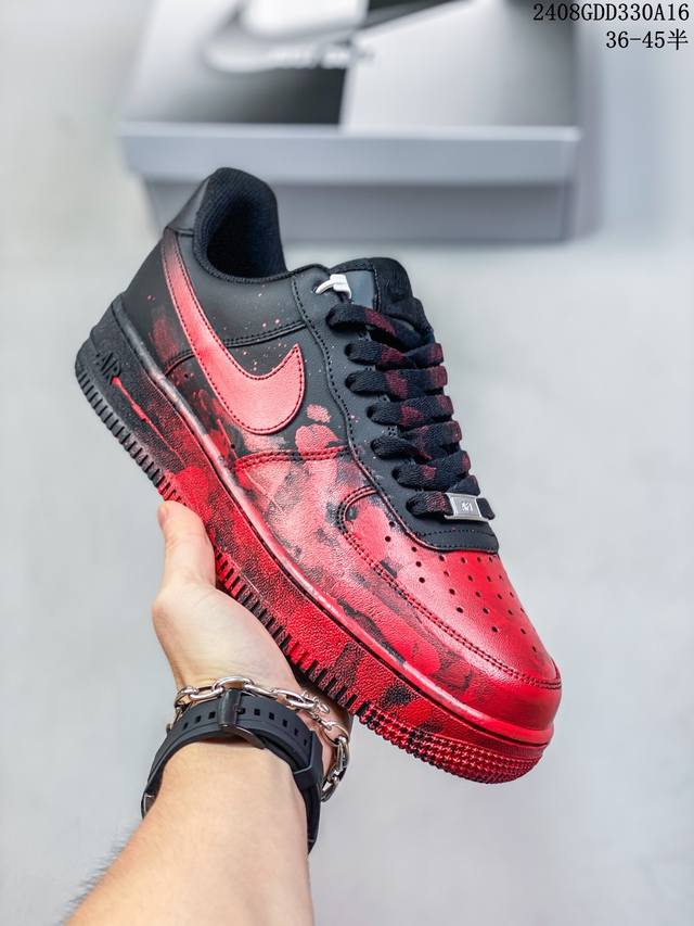 头层公司级真标ambush X Nk Air Force 1‘07 Low Sp 空军一号联名标志性的swoosh延伸至鞋跟之外 鞋舌和鞋垫上印有ambush品