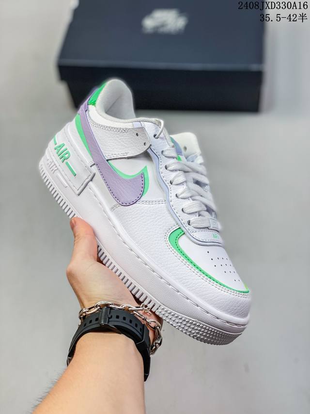 耐克nike Wmns Air Force 1 Shadow 马卡龙空军一号轻量增高低帮百搭板鞋。为经典设计注入玩味元素。 分层结构、加大中底及双重品牌标志，充