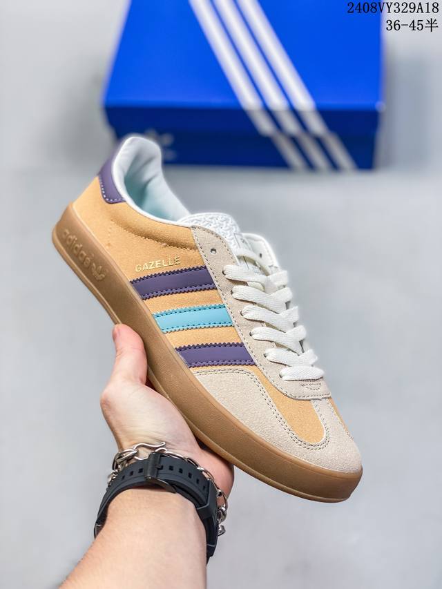 阿迪达斯 Adidas Originals Gazelle Indoor 复古三叶草防滑透明橡胶板鞋经典运动鞋。这款经典鞋,忠于原版设计,缀撞色三条纹和鞋跟饰片