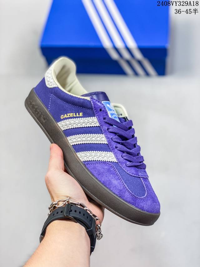 阿迪达斯 Adidas Originals Gazelle Indoor 复古三叶草防滑透明橡胶板鞋经典运动鞋。这款经典鞋,忠于原版设计,缀撞色三条纹和鞋跟饰片