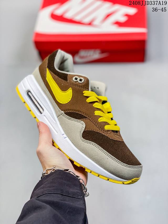 真标nike Air Max 1 Air Max 气垫 全新配色 鞋身材质均选择皮革、织物、麂皮多种材质覆盖，保证质感的前提下，层次感也相当不错。细节方面，除了