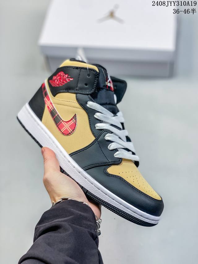 头层 乔丹air Jordan 1 Mid Multi-Color 多色拼接 这款中帮air Jordan 1 Aj1 乔1采用普通皮革打造，搭配尼龙鞋舌。它的