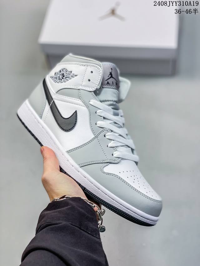 头层 乔丹air Jordan 1 Mid Multi-Color 多色拼接 这款中帮air Jordan 1 Aj1 乔1采用普通皮革打造，搭配尼龙鞋舌。它的