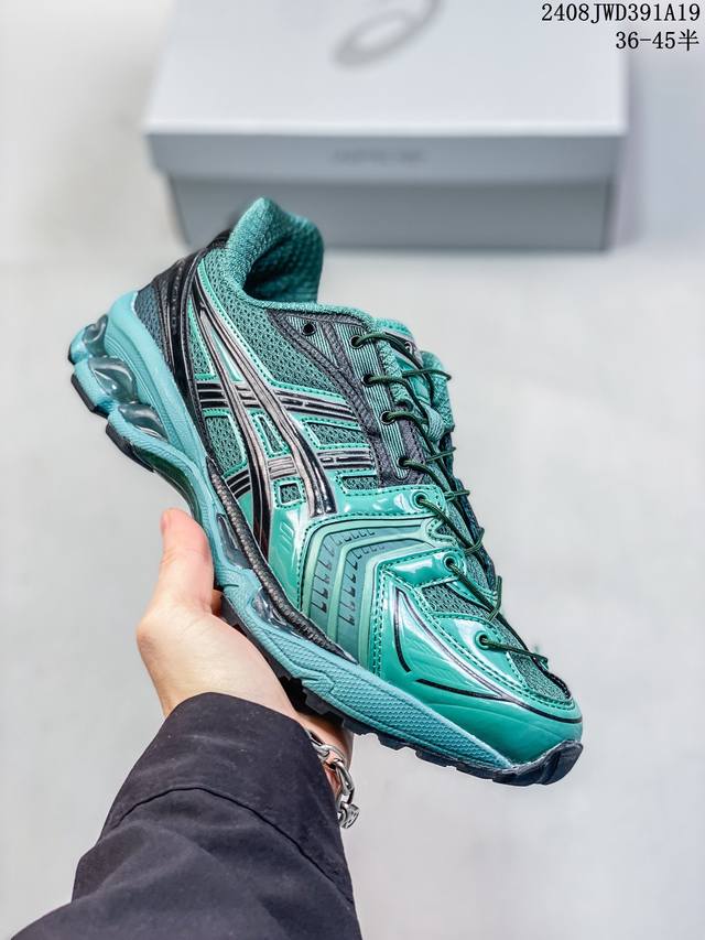 asics Gel-Kayano 14 亚瑟士经典跑鞋 如今机能风和户外风吹得正劲，便是主打“Urban Outdoor机能越野风格”，城市和户外场景都能轻松应