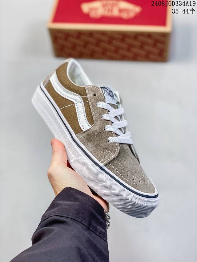 定义简约百搭款 极力强烈推荐 vans Sk8-Low 质感绿棕拼色 范斯官方 全新一代复古撞色 低帮硫化休闲帆布鞋 该鞋款以白线勾勒出整体造型效果，以穿搭做为