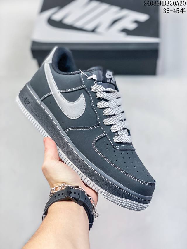 公司级耐克air Force 1‘07 空军一号低帮百搭休闲运动板鞋。柔软、弹性十足的缓震性能和出色的中底设计，横跨复古与现代的外型结合，造就出风靡全球三十多年