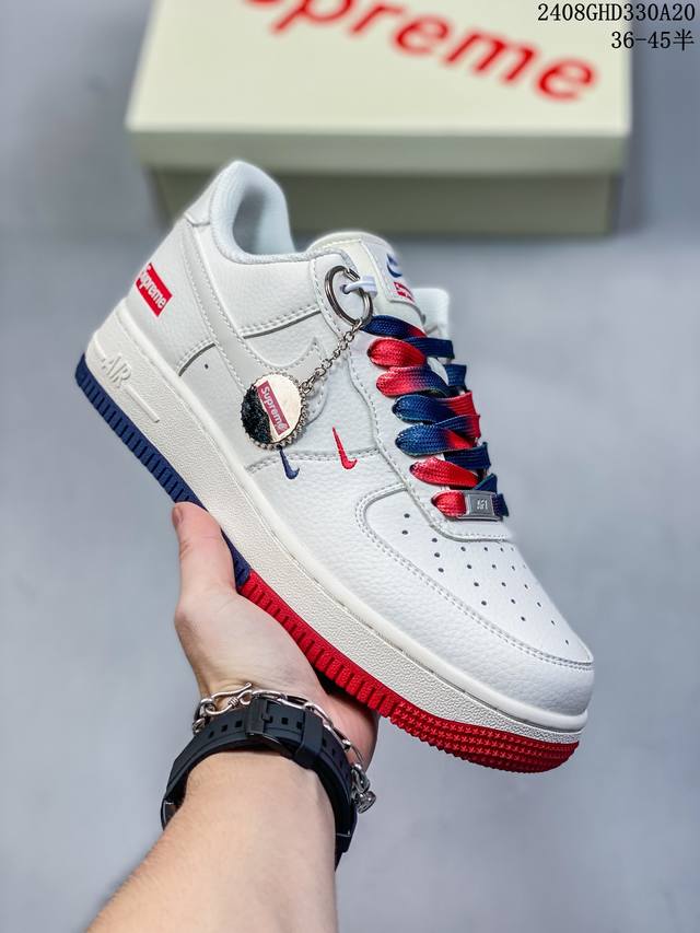 公司级耐克air Force 1‘07 空军一号低帮百搭休闲运动板鞋。柔软、弹性十足的缓震性能和出色的中底设计，横跨复古与现代的外型结合，造就出风靡全球三十多年