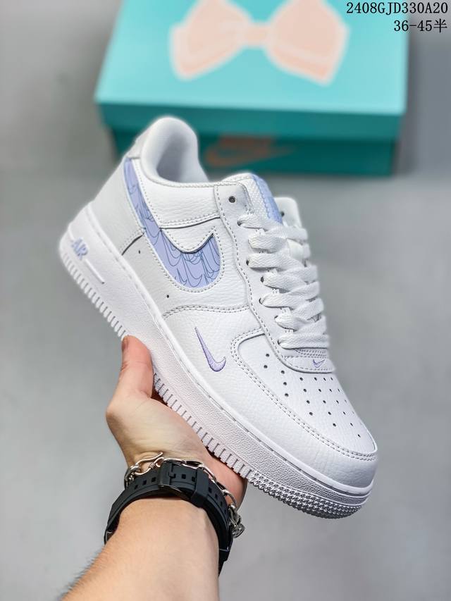 公司级耐克air Force 1‘07 空军一号低帮百搭休闲运动板鞋。柔软、弹性十足的缓震性能和出色的中底设计，横跨复古与现代的外型结合，造就出风靡全球三十多年