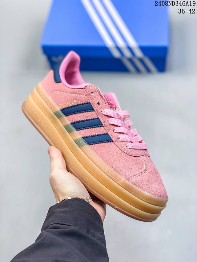 简介：Adidas 阿迪达斯 女鞋真标半码制，采用反绒超纤组合纤维革鞋面材质，外置加厚橡胶大底三层松糕 女生绝对爱！阿迪达斯adidas Originals G