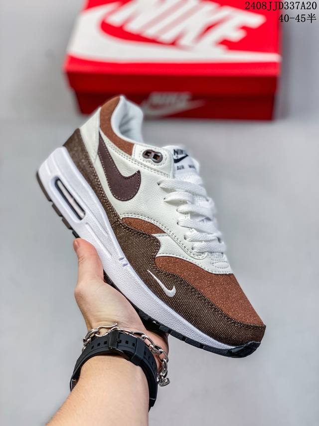 真标nike Air Max 1 Air Max 气垫 全新配色 鞋身材质均选择皮革、织物、麂皮多种材质覆盖，保证质感的前提下，层次感也相当不错。细节方面，除了