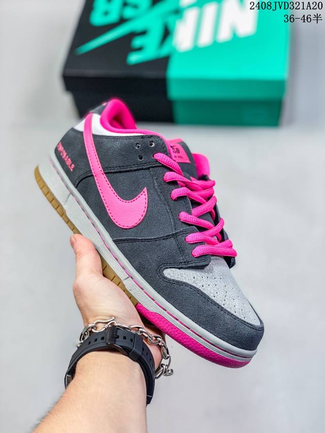 公司级带半码 耐克nike Sb Zoom Dunk Low 板鞋 系列经典百搭休闲运动板鞋加厚鞋舌的填充，使舒适性大大提升，同时也更方便穿脱中底部分则加入了脚