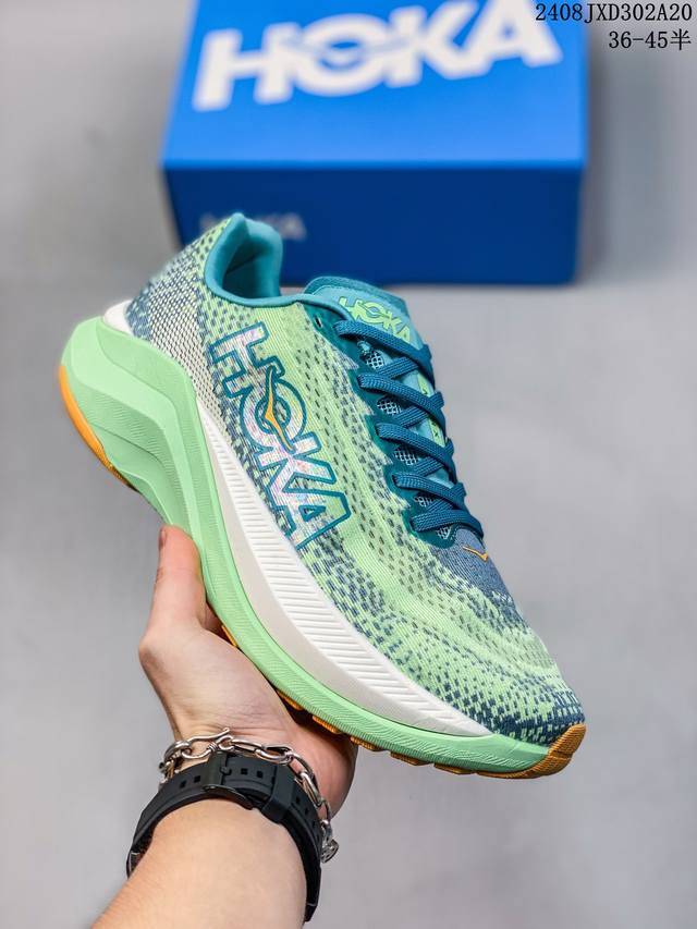 公司级hoka W Mach X 全新配色 这个品牌来自于新西兰的毛利语，Hoka表示大地，One One表示飞越，连起来就是飞越地平线，One One不是读作