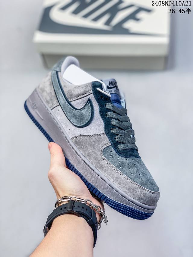 福利特价 耐克air Force 1‘07 空军一号低帮百搭休闲运动板鞋。柔软、弹性十足的缓震性能和出色的中底设计，横跨复古与现代的外型结合，造就出风靡全球三十