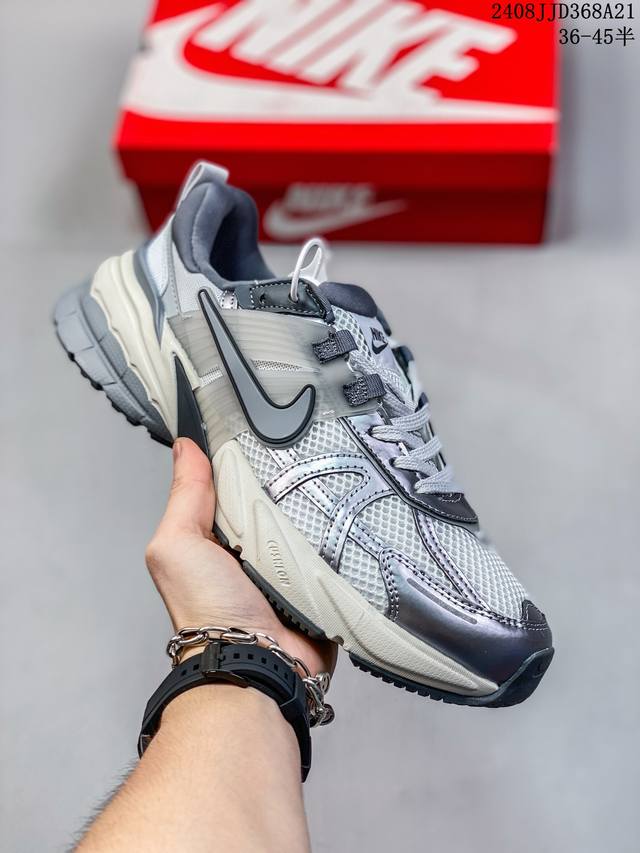 公司级耐克nike V2K Run跑步鞋复古风潮 网面透气运动鞋 灰银紧致的鞋面材质提供良好的包裹性鞋侧 Swoosh以及鞋头部分搭配增添不少亮点的镀铬细节鞋垫