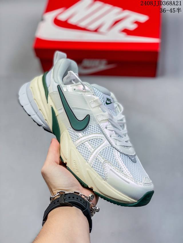 公司级耐克nike V2K Run跑步鞋复古风潮 网面透气运动鞋 灰银紧致的鞋面材质提供良好的包裹性鞋侧 Swoosh以及鞋头部分搭配增添不少亮点的镀铬细节鞋垫