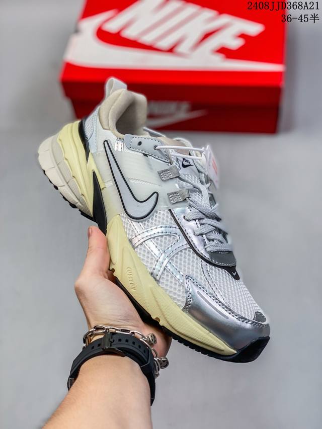 公司级耐克nike V2K Run跑步鞋复古风潮 网面透气运动鞋 灰银紧致的鞋面材质提供良好的包裹性鞋侧 Swoosh以及鞋头部分搭配增添不少亮点的镀铬细节鞋垫