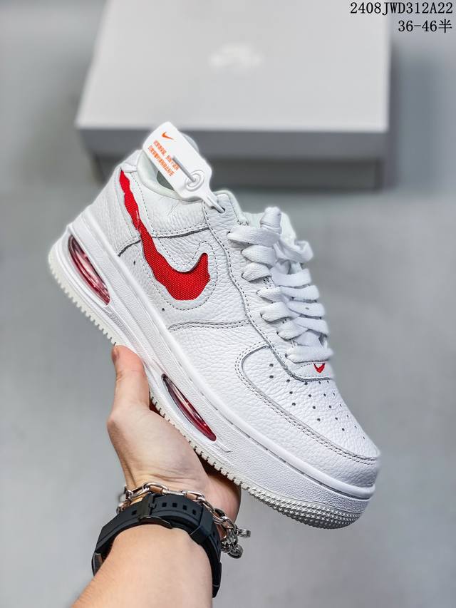 公司级耐克nike Air Force 1 Low 空军一号低帮百搭休闲运动板鞋。柔软、弹性十足的缓震性能和出色的中底设计，横跨复古与现代的外型结合，造就出风靡