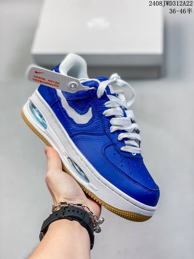 公司级耐克nike Air Force 1 Low 空军一号低帮百搭休闲运动板鞋。柔软、弹性十足的缓震性能和出色的中底设计，横跨复古与现代的外型结合，造就出风靡