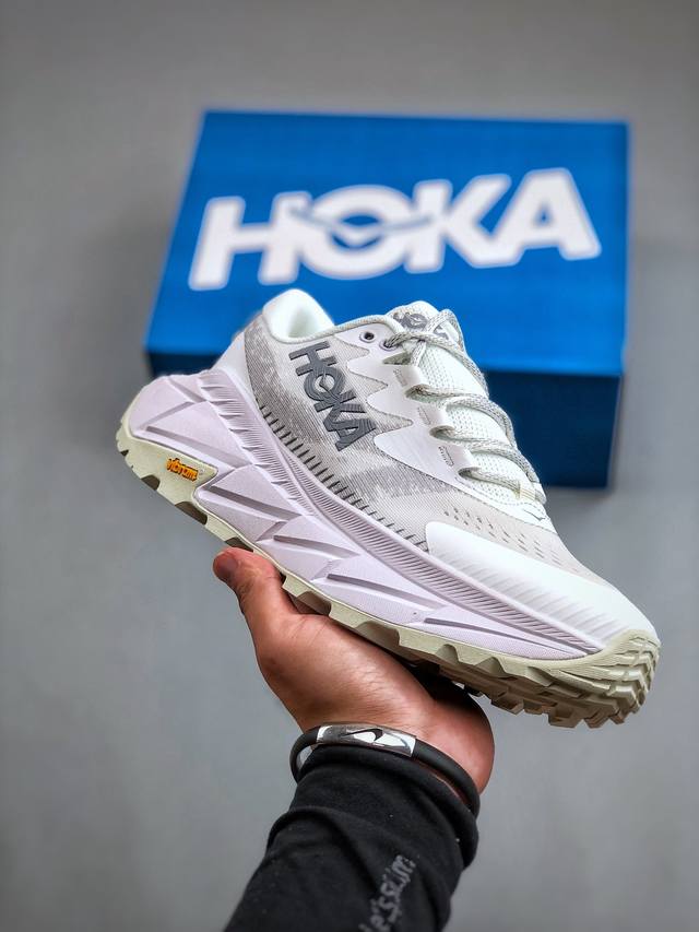 hoka Skyline-Float X 为hoka首双搭载pebax推进板的户外登山鞋为近期大受欢迎的快速登山趋势打造，可同时对应越野跑与快速登山需求90%蓖