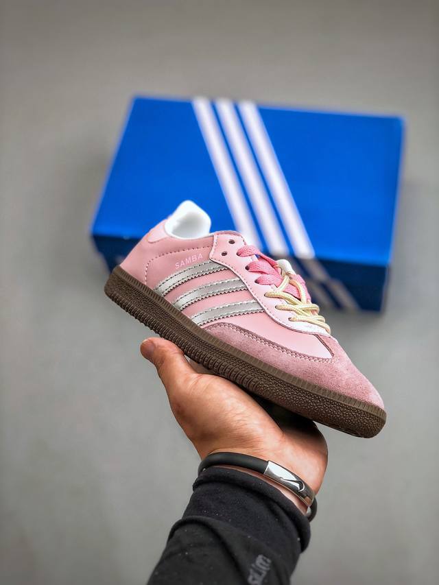 阿迪达斯adidas Originals Samba Og 复古白蓝绿桑巴休闲运动板鞋 这款桑巴鞋展示了高质量的工艺 带有装饰的超锁缝制和无缝的手感 柔软、柔软