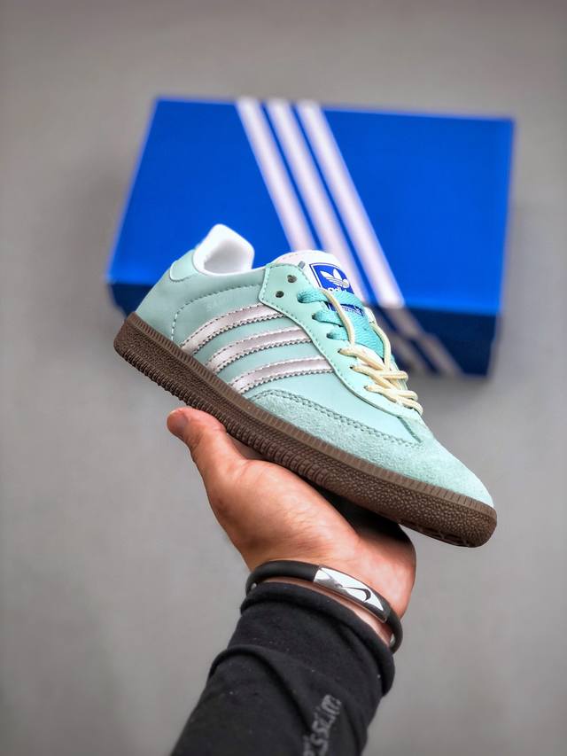 阿迪达斯adidas Originals Samba Og 复古白蓝绿桑巴休闲运动板鞋 这款桑巴鞋展示了高质量的工艺 带有装饰的超锁缝制和无缝的手感 柔软、柔软