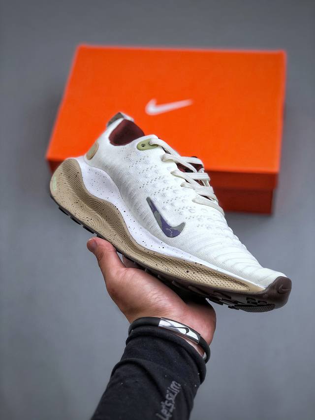 nike Reactx Infinity Run 4 耐克防水公路助力畅跑鞋 #鞋身融入 防水层，搭配柔软鞋口在下雨时帮助双足保持干爽舒适，结合 Nk Reac