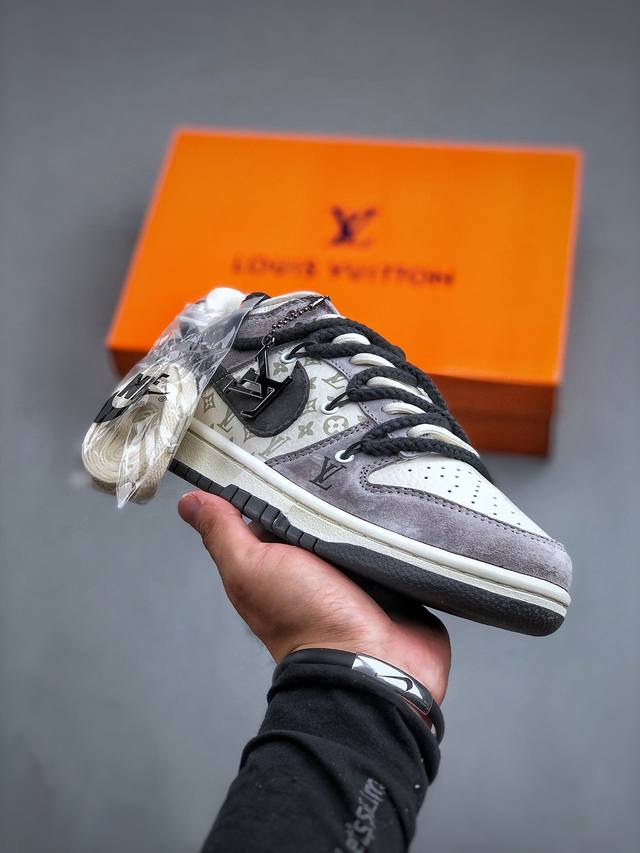 lv X Nike Dunk Low 米灰黑印花此款主张打破传统的工业化流水线设计限制，以made By Ideas的超级创意为理念，集结众多潮流设计师，结合时