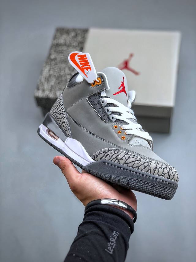 nike Air Jordan 3 Retro “Cool Grey” 酷灰 乔丹篮球鞋系列 整体双以灰色为主调装饰鞋面，鞋头以及后跟处饰有经典爆裂纹元素。鞋舌