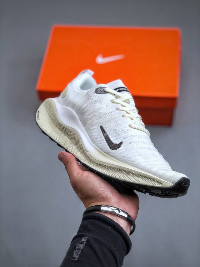 nike Zoom React Infinity Run Fk 4 马拉松机能风格运动鞋 实拍首发 #鞋款搭载柔软泡绵，在运动中为你塑就缓震脚感。设计灵感源自日