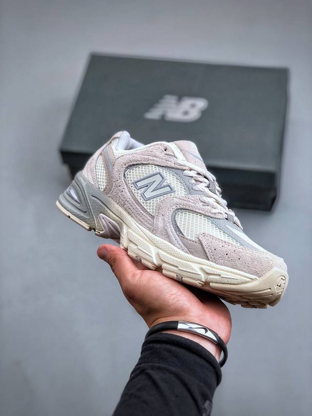 new Balance 530 复古跑鞋 小红书爆款 官网售罄这双鞋确实是nb家经典复古款式之一，以全新科技诠释，成功打造530鞋款，鞋面在保持530基本线条和