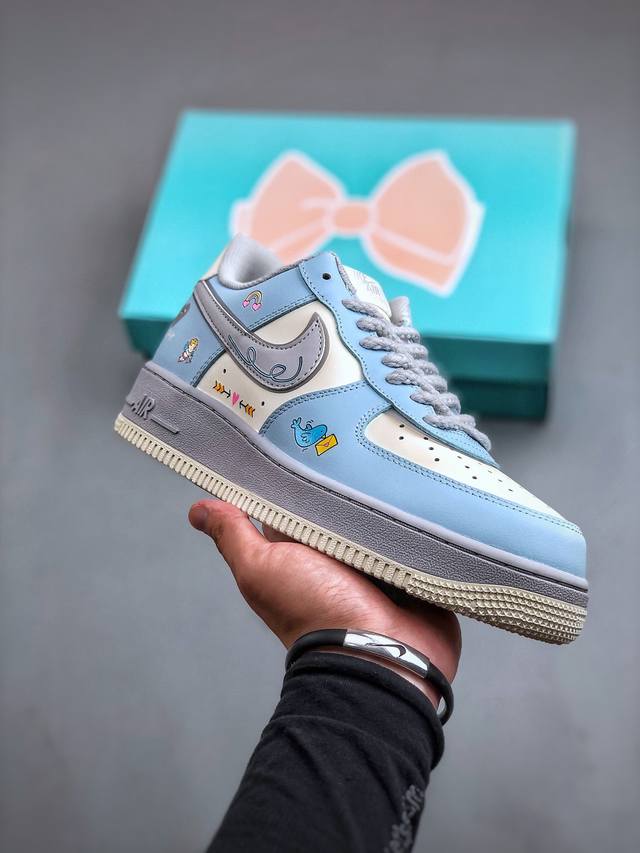 七夕限定 Nk Air Force 1'07 Low 飞鸽情书 “Love Letter”空军一号低帮休闲板鞋 七夕限定 鞋身蓝灰色调为主 涂鸦丘比特爱情之剑